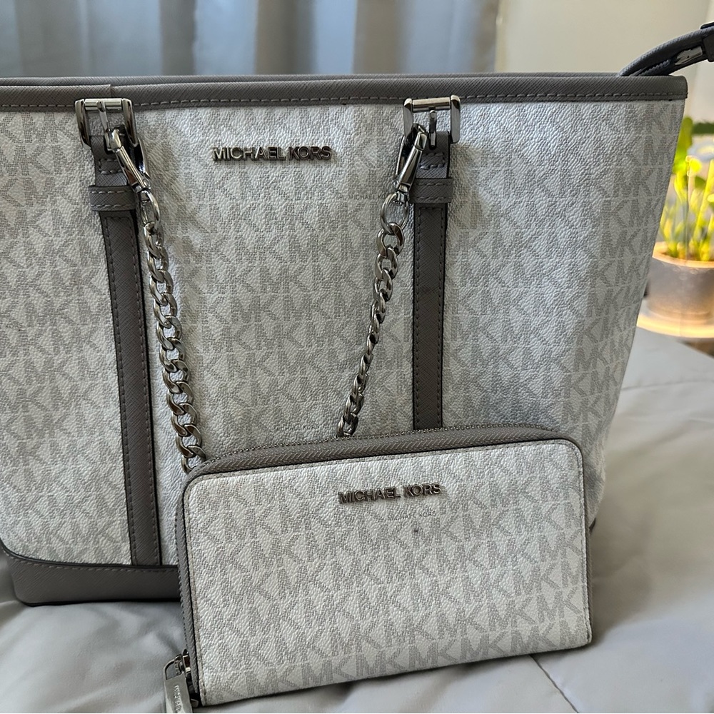 🩶 Michael Kors tote and zipper wallet 🩶